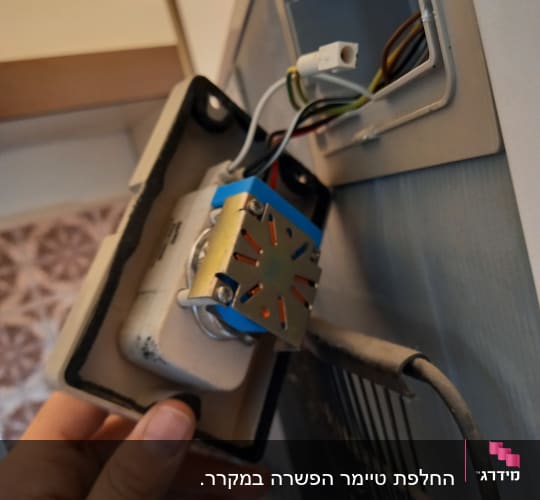 חלק פנימי של מקרר עם חוטים ומנוע חשמלי